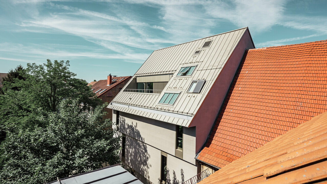 Seitenansicht auf das bronze gedeckte Prefalz-Dach.