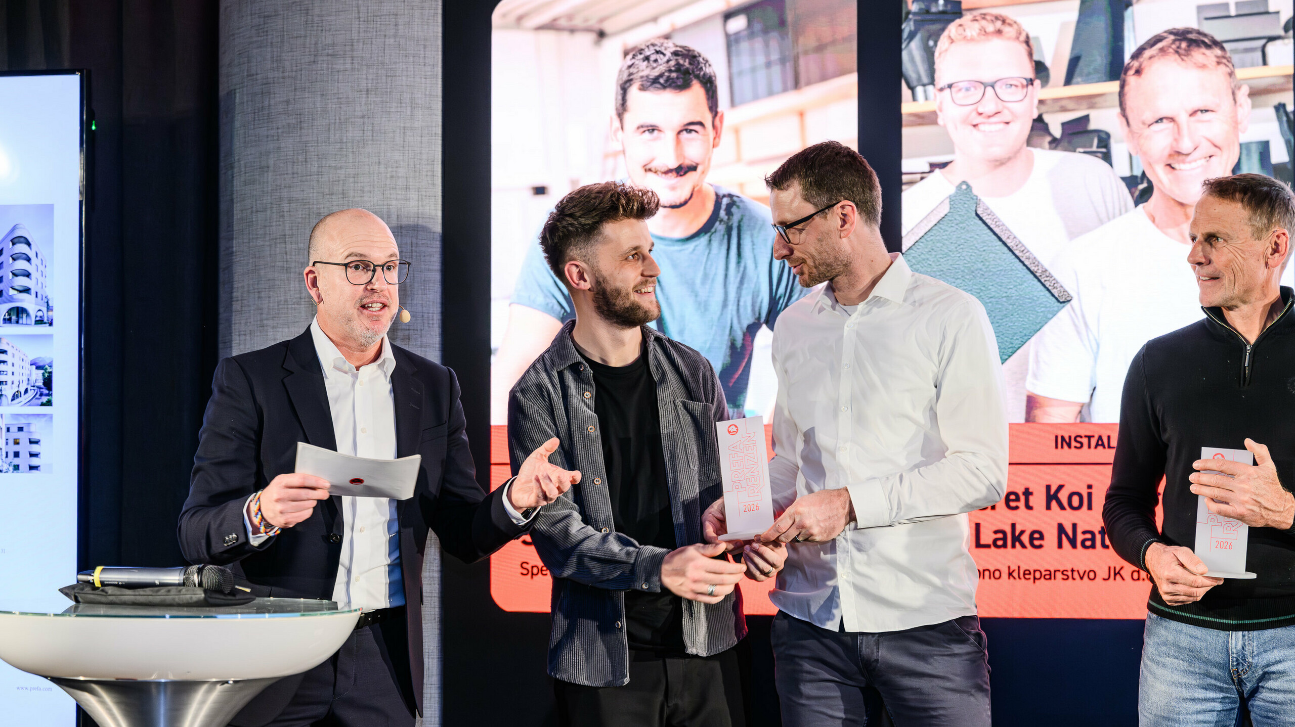 Ein ausgezeichneter Moment bei der Präsentation der PREFARENZEN 2026 im k47.wien: Die Preisträger werden für ihre kreativen und technisch überzeugenden Projekte mit PREFA-Aluminiumprodukten geehrt. Die Auszeichnung steht für Innovationskraft, Handwerkskunst und architektonische Exzellenz. Die Veranstaltung zeigt, wie PREFA Inspiration und Anerkennung schafft – für all jene, die mit Leidenschaft, Qualität und Design neue Maßstäbe in der Architektur setzen möchten.
