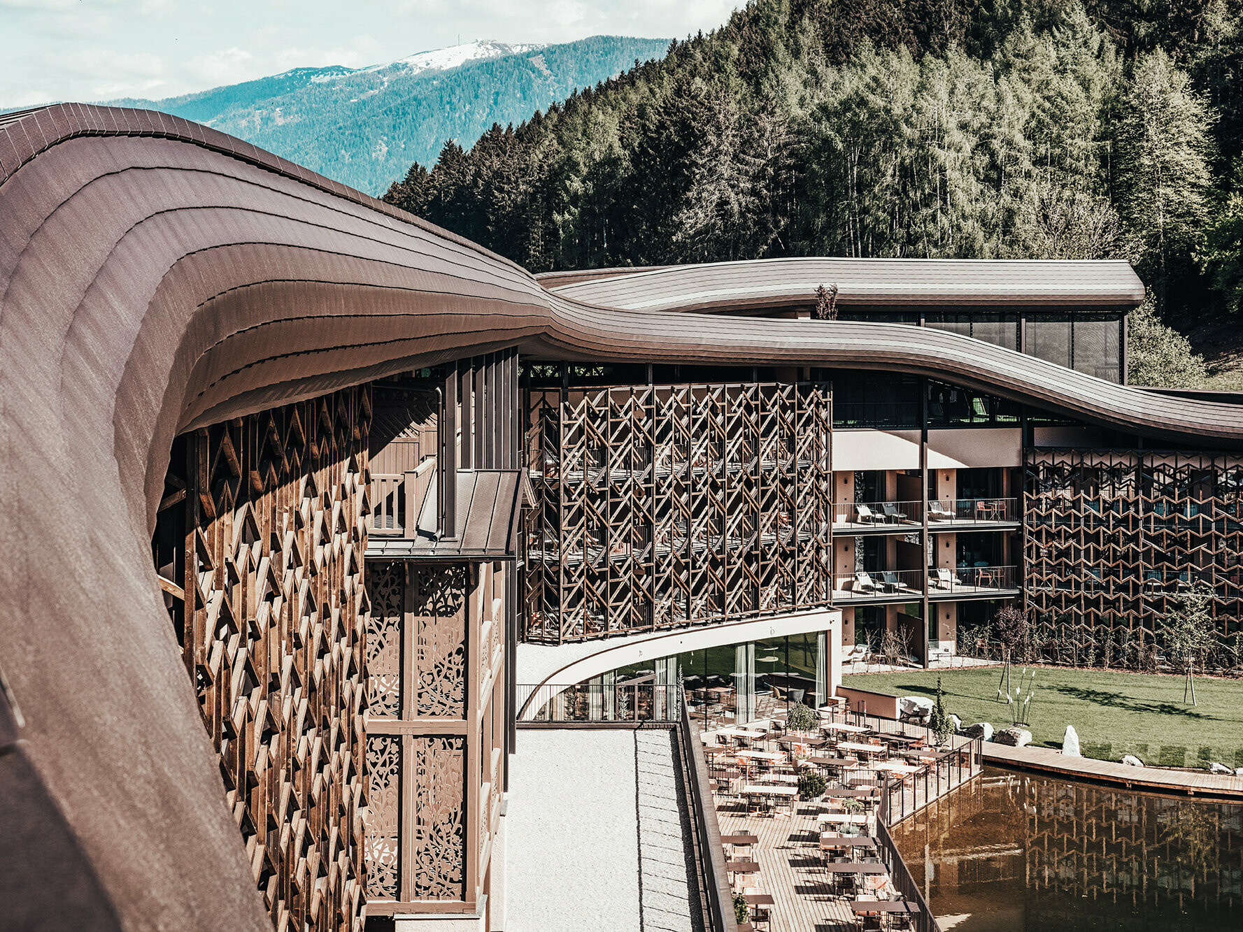 [Translate to Dutch:] Die Dachwelle im Detail des Falkensteinerhotels in Südtirol.