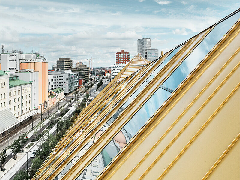 Detailaufnahme des Daches des Kontorgebäudes in Schweden eingedeckt mit dem Dachsystem PREFALZ in der Sonderfarbe Jaisalmer Gold
