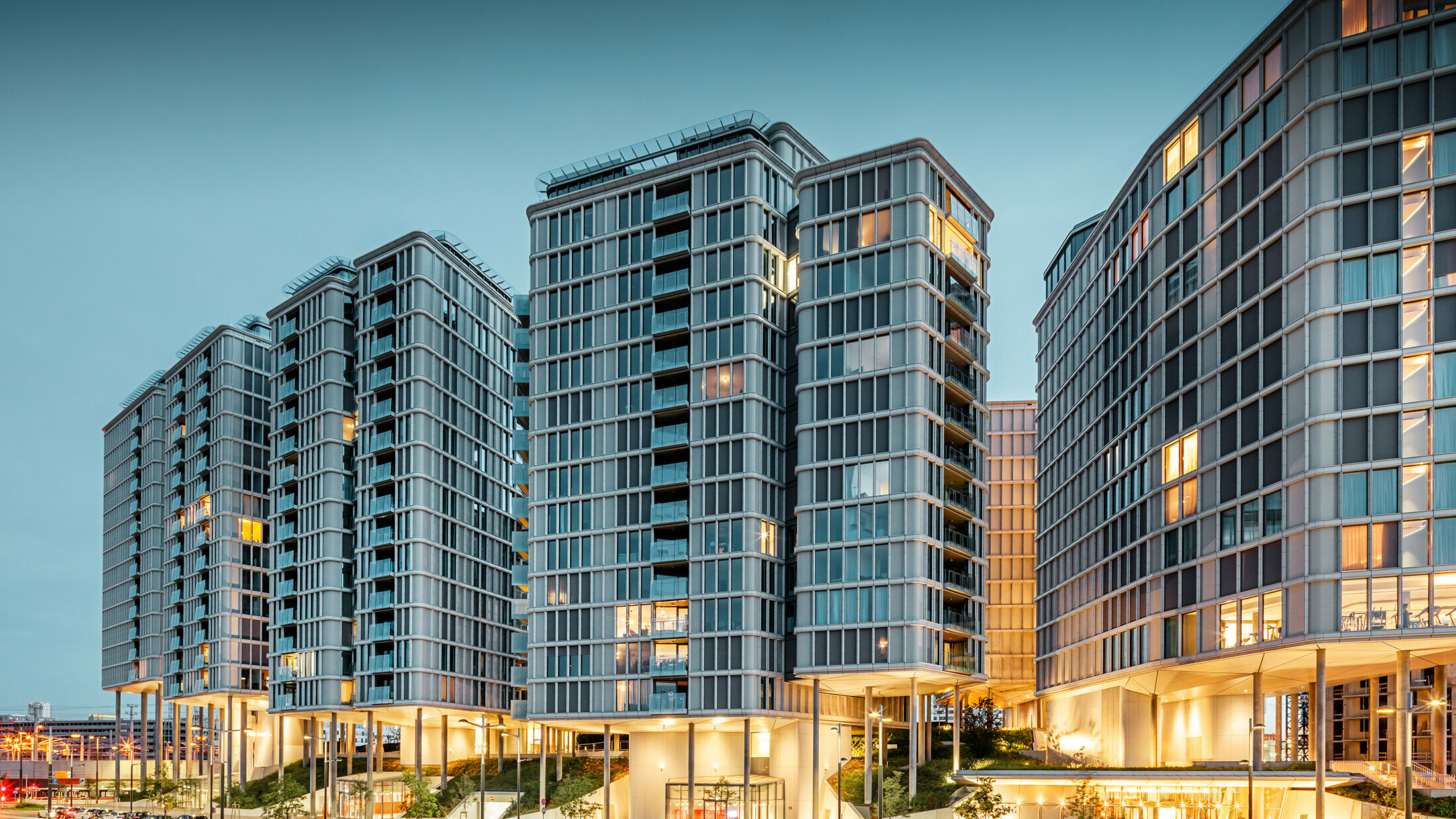 Belvedere in Wenen met elementen van de PREFA golfplaat in zilvermetallic, 's nachts gefotografeerd