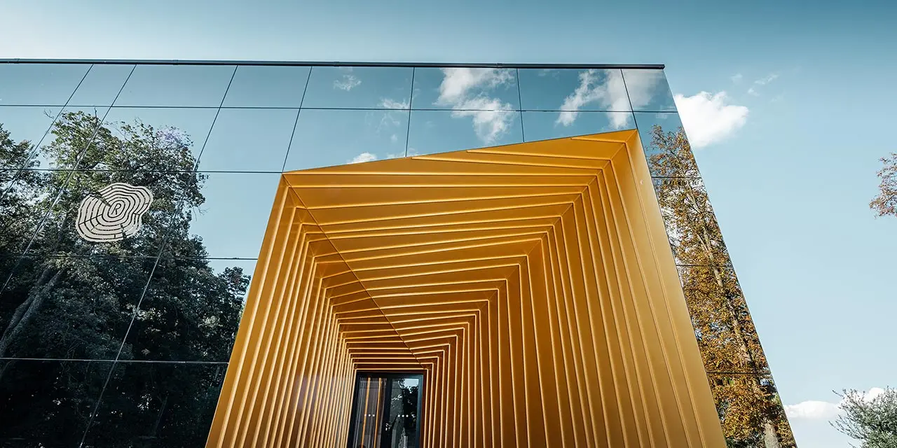 Nieuwbouw op wijngoed Rúbaň (Slovakije) met grote glasvlakken en aluminiumgevel in mayagoud
