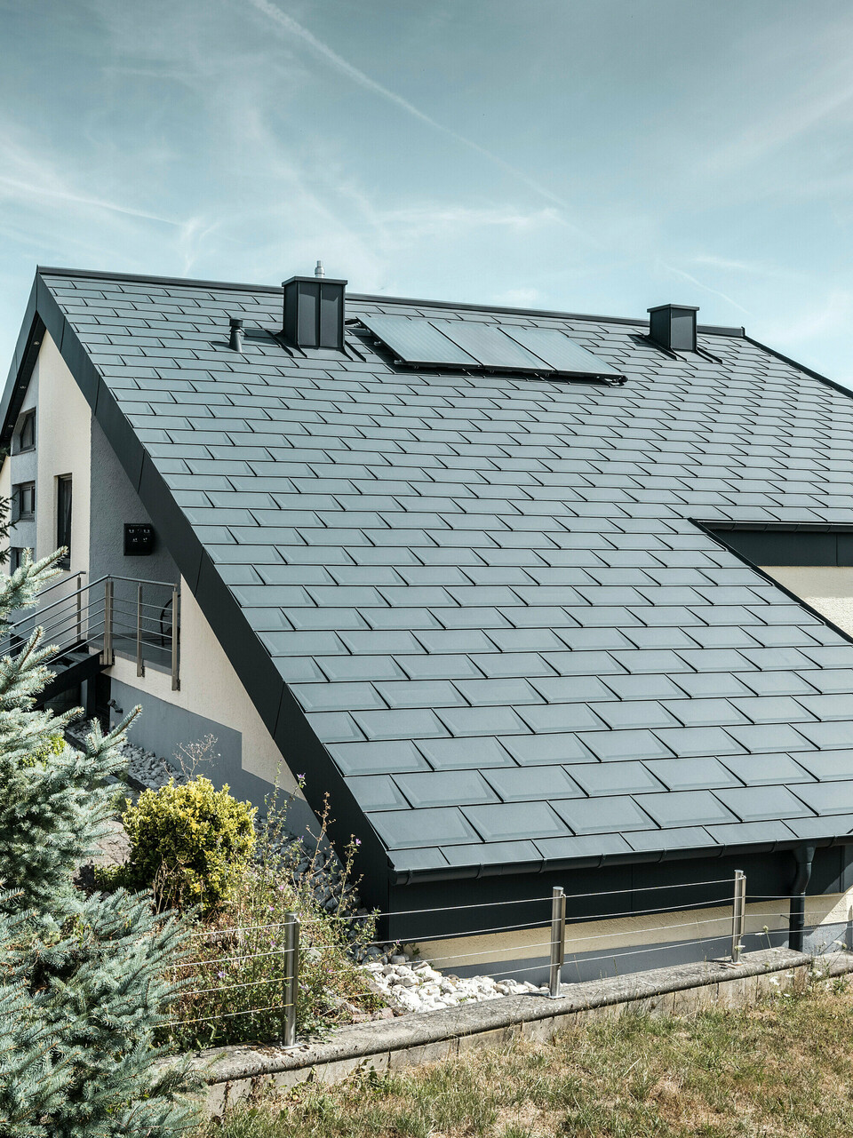 Einfamilienhaus in Newel-Besslich mit PREFA Dachplatte R.16 und PREFA Dachentwässerungssystem in anthrazit