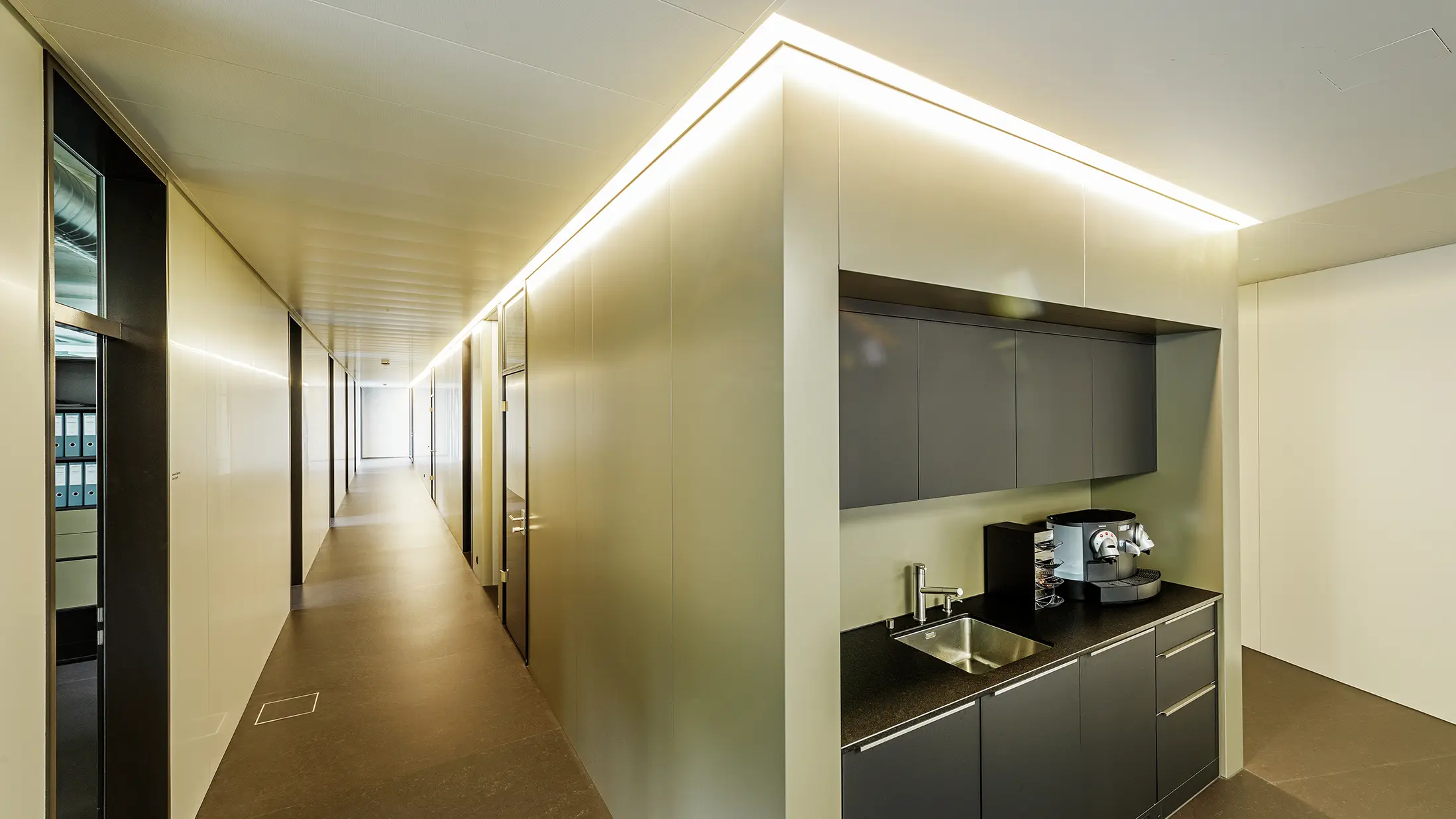 Moderne aanbouw met werkplaats en bureau afgewerkt met bronskleurige aluminium composietplaten van PREFA