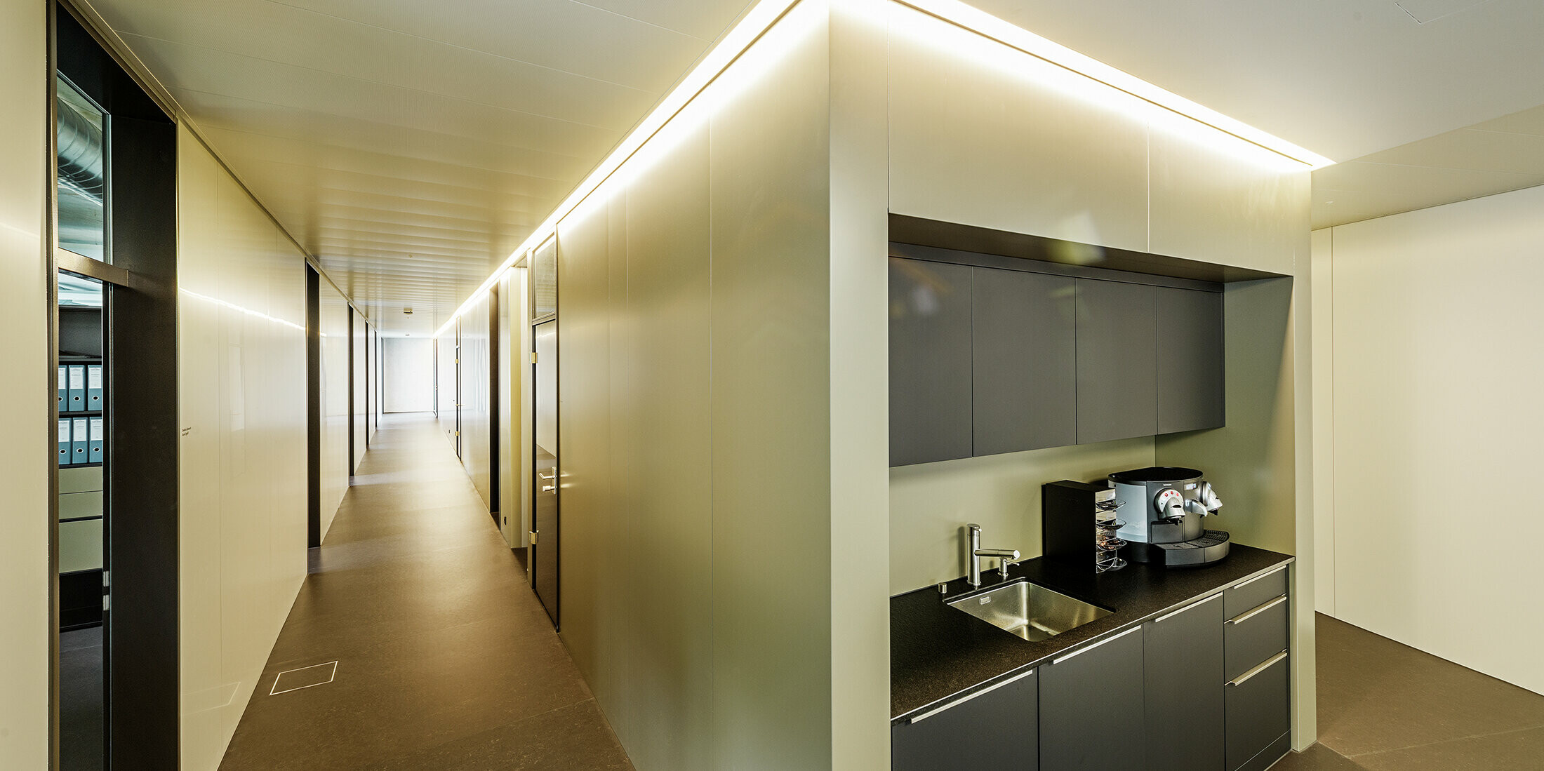 Moderne aanbouw met werkplaats en bureau afgewerkt met bronskleurige aluminium composietplaten van PREFA