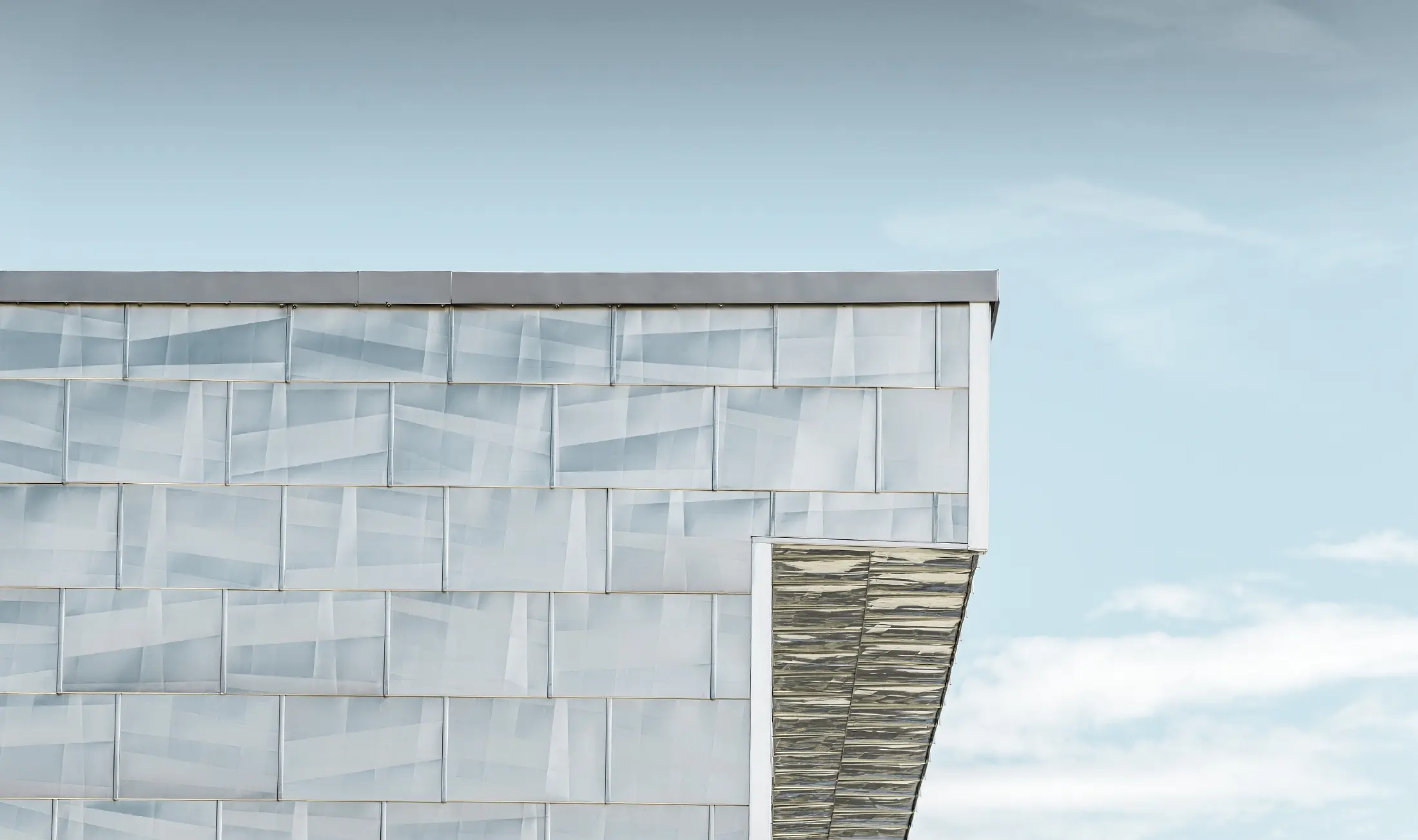 Naturel blanke PREFA gevelpanelen FX.12 aan de gevel van de Cry d'Er Club d'Altitude. 