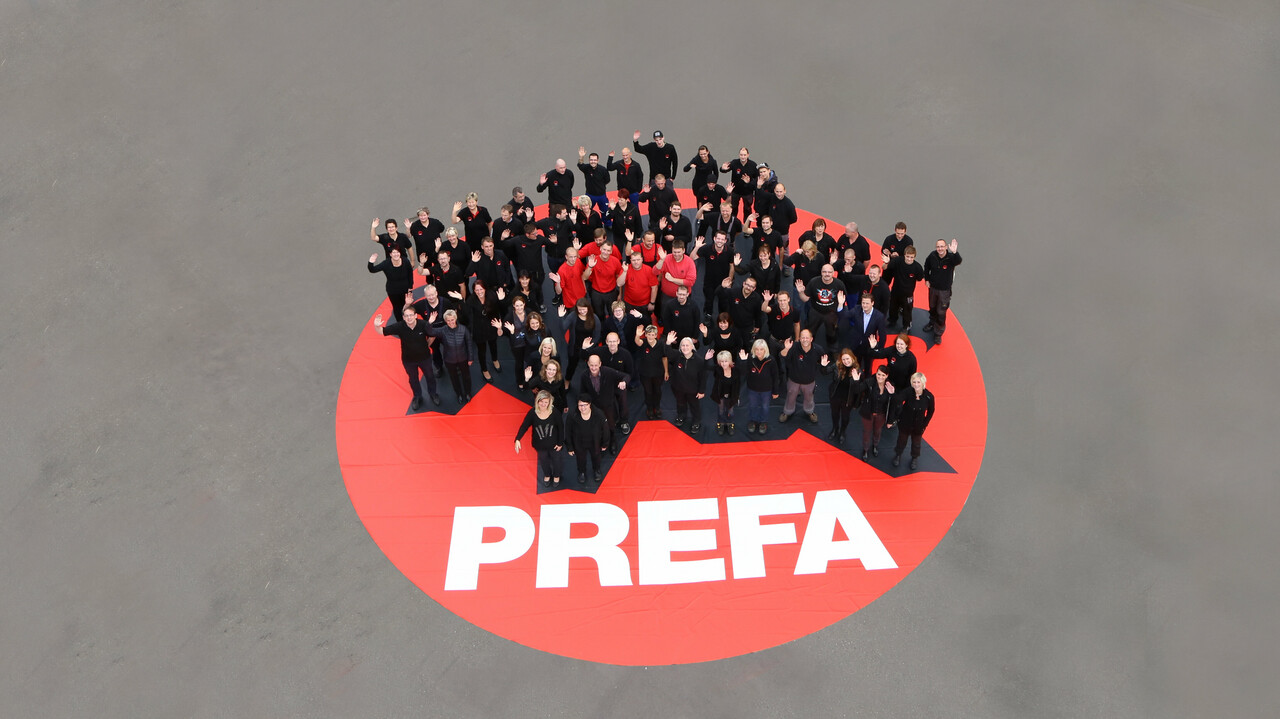 Beeld van zwaaiende PREFA contactpersonen