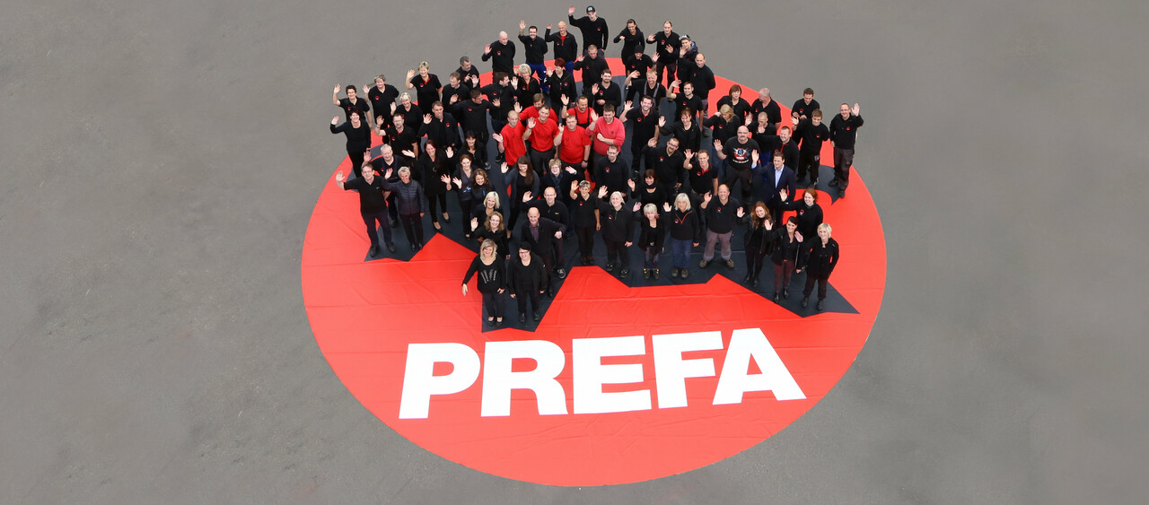 Beeld van zwaaiende PREFA contactpersonen