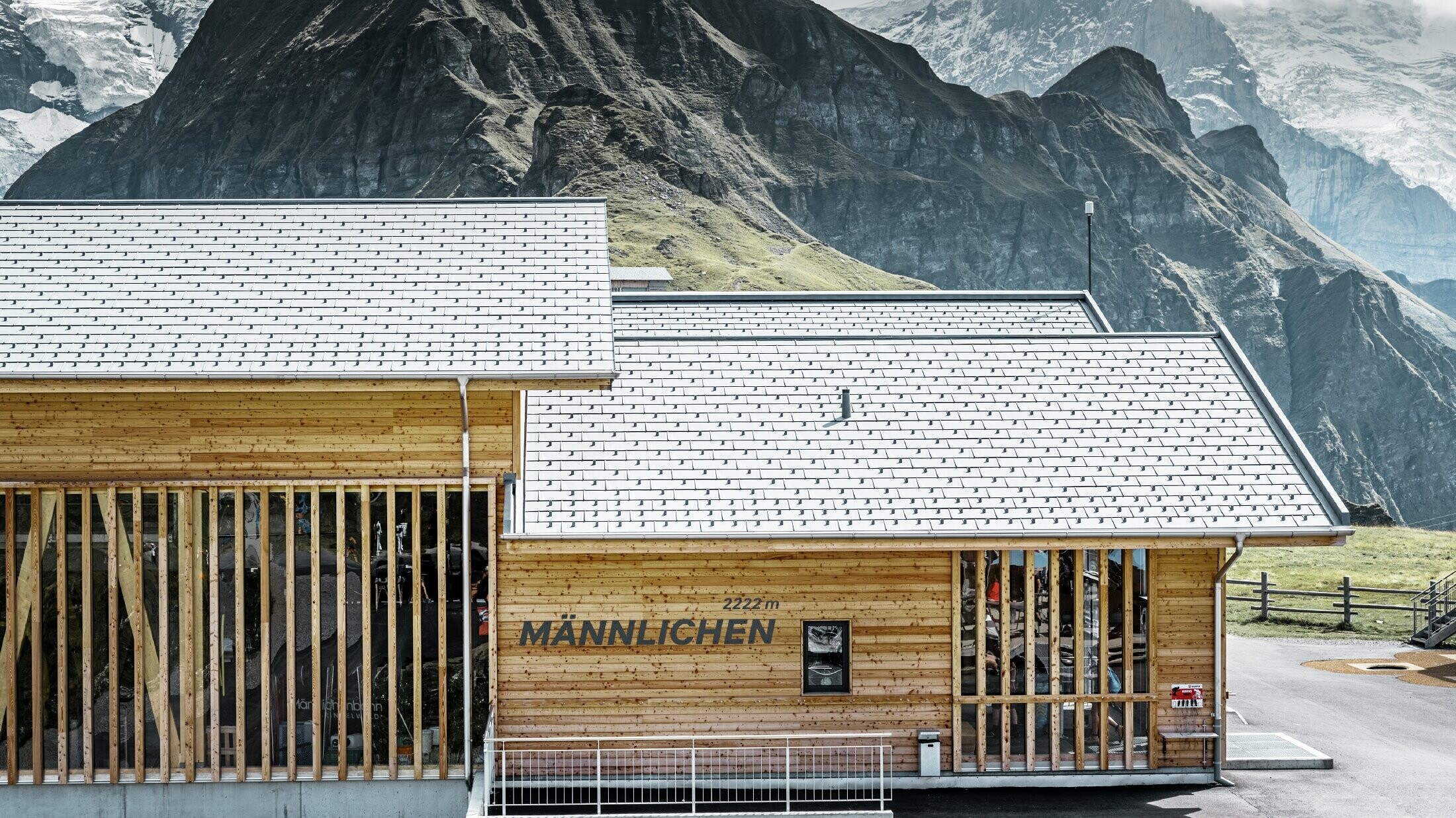 Bergstation Grindelwald-Männlichen overdekt met PREFA-dakpan R.16 in P.10 steengrijs