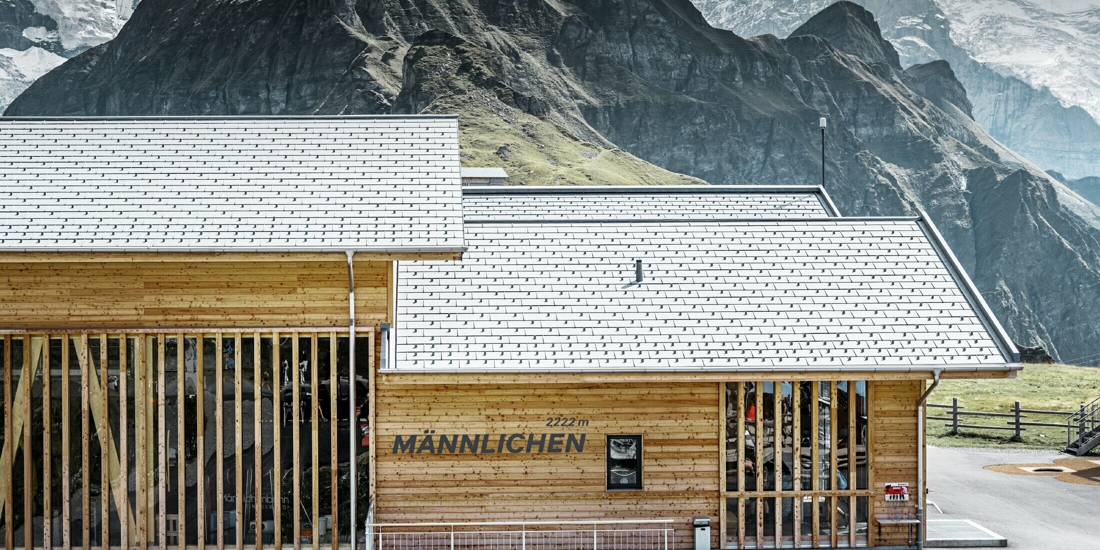 Bergstation Grindelwald-Männlichen overdekt met PREFA-dakpan R.16 in P.10 steengrijs