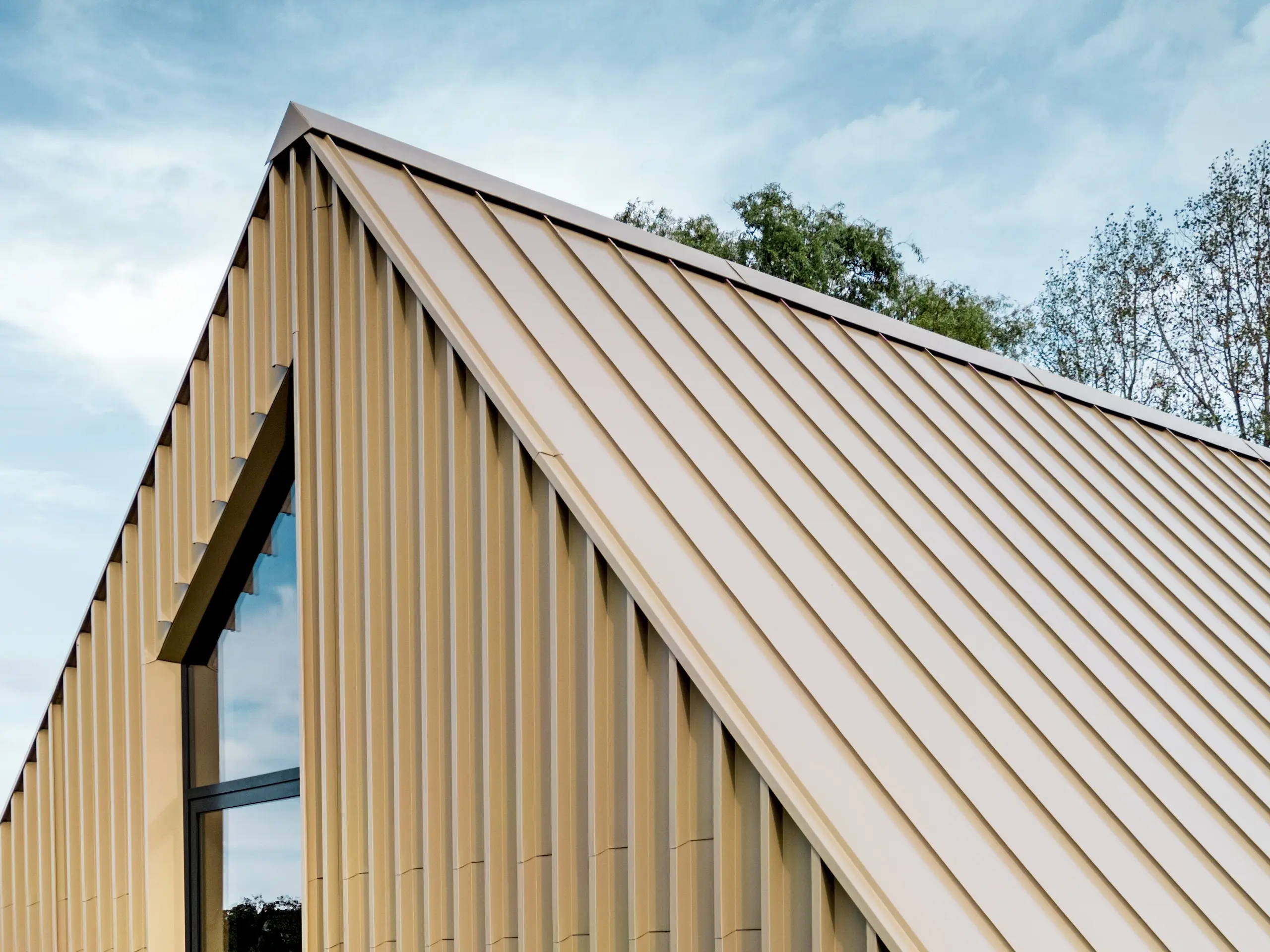 PREFA Falzonal Fassade im Farbton Neukupfer