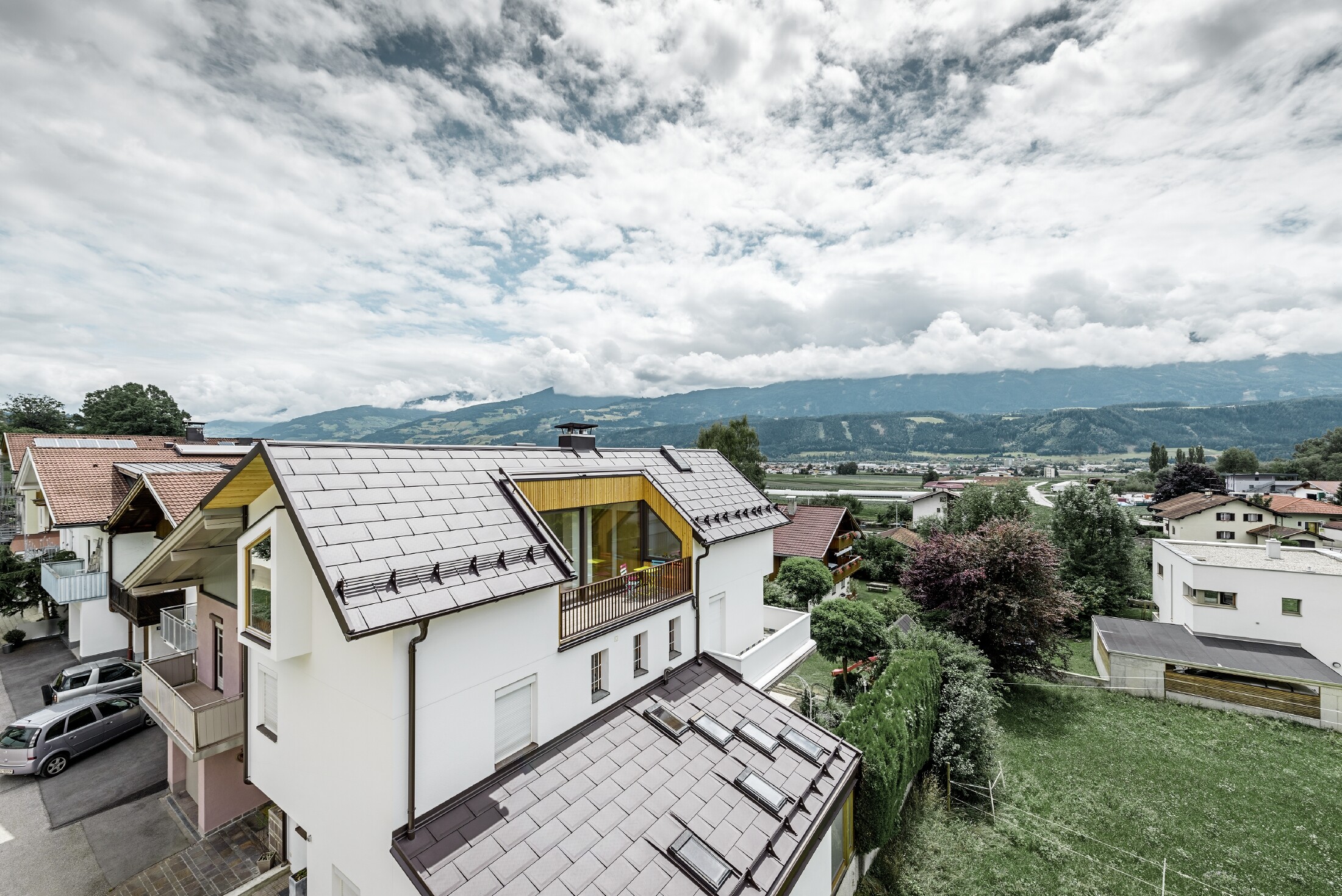 Het nieuw woonhuis in Thauer is gedekt met de nieuwe dakpan R.16 van PREFA in bruin.