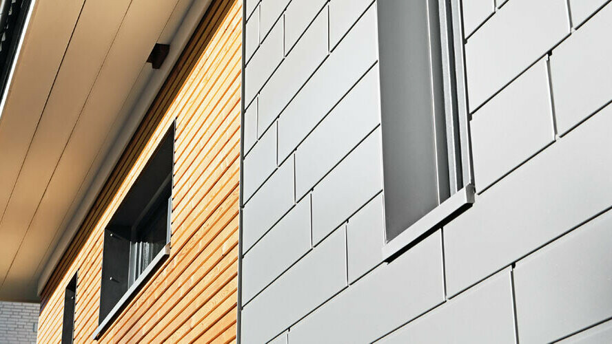 Combinatie van grijs aluminium - PREFA Siding in grijs aluminium - met een houten gevel. Horizontaal leggen, offset-voegen.