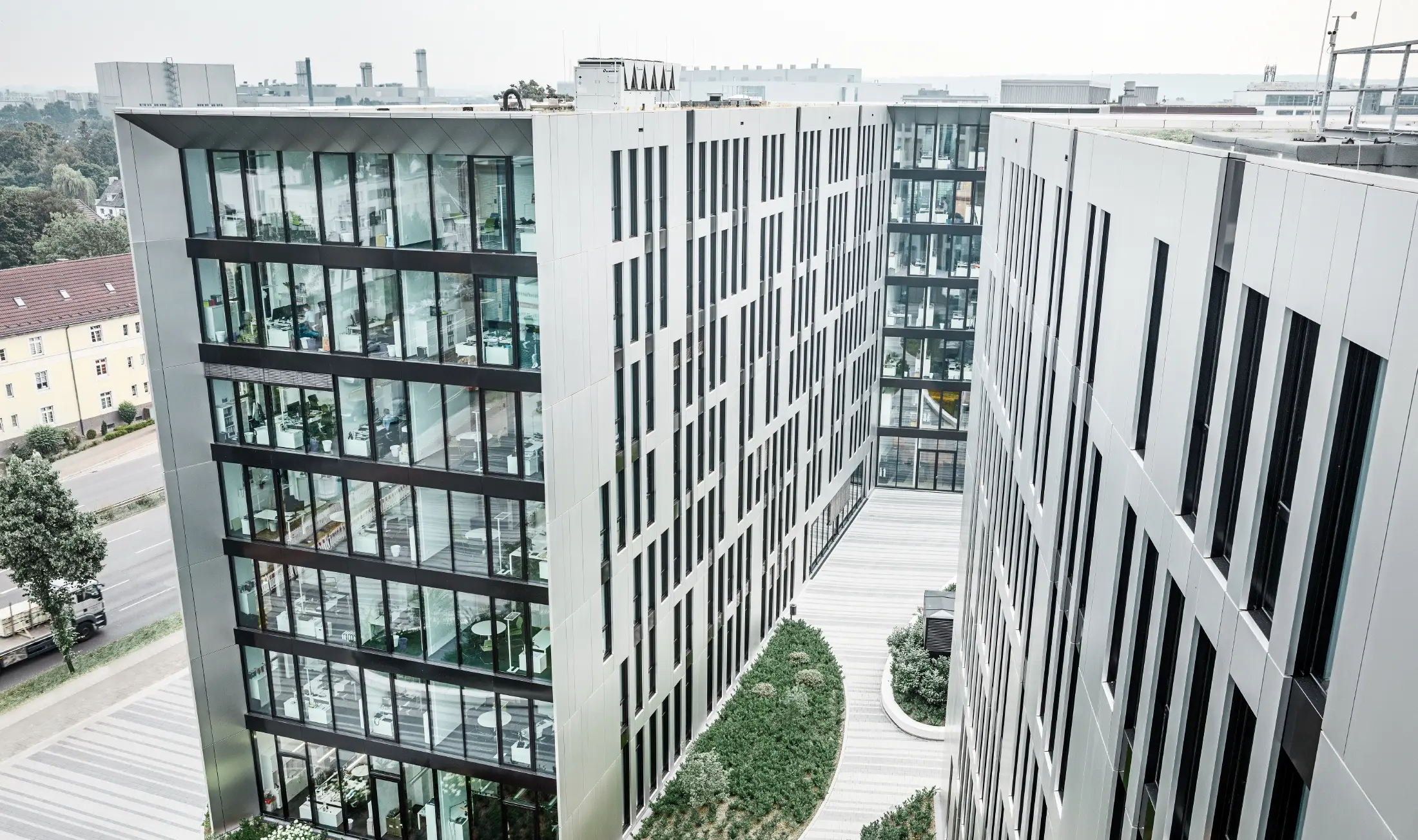 Kantoorgebouw Clara & Robert met futuristische gevel in het centrum van Düsseldorf, bekleed met composietplaten van PREFA in geborsteld aluminium