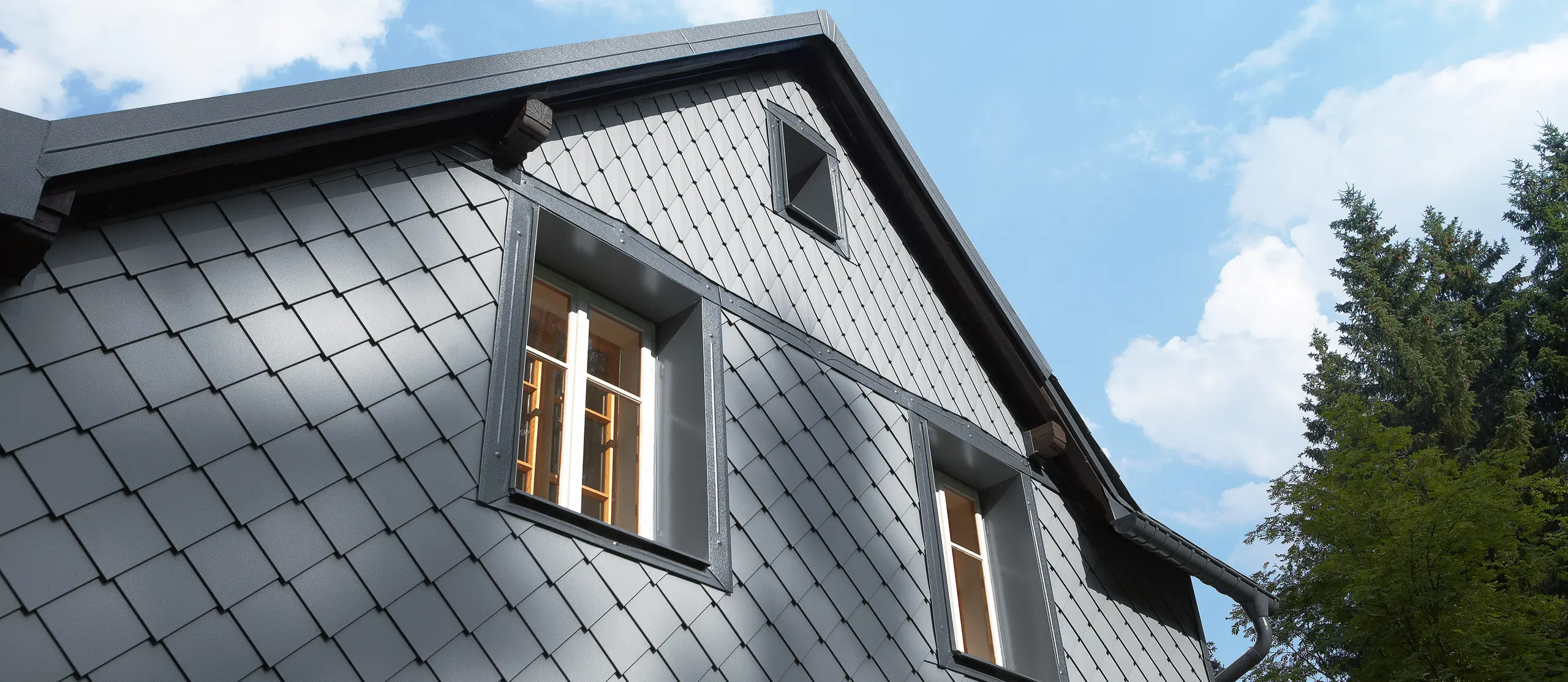 Aan de westkant bekleed met gevellosange 20 × 20 en de kleine losange op de gevel van PREFA
