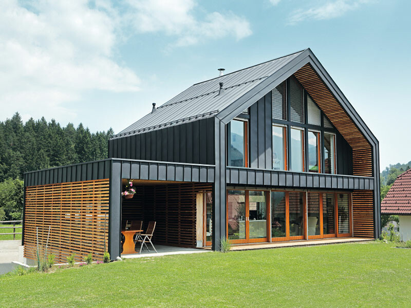 Woning met een flexibele en duurzame PREFA dak- en gevelbekleding van aluminium in antraciet.