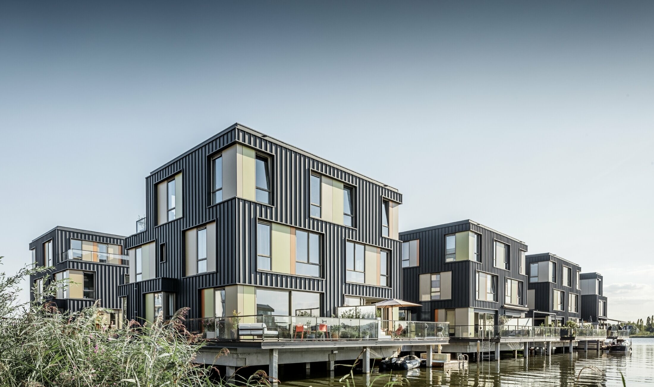 Nieuwe woonwijk met twee-onder-een-kapwoningen aan het water in Amsterdam. De huizen zijn bekleed met Prefalz van PREFA in P.10 antraciet.