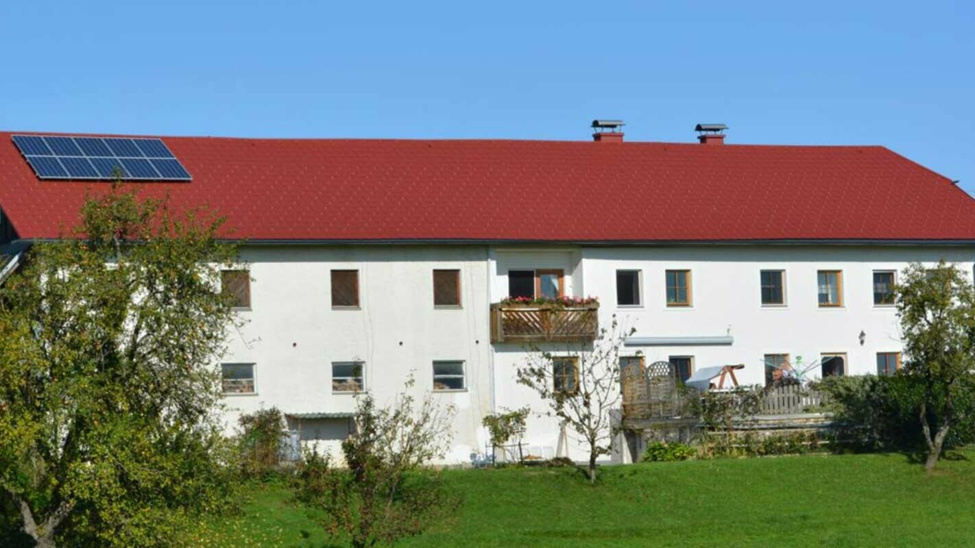 Boerderij na de dakrenovatie met de PREFA dakplaat in Oostenrijk - eerder eterniet vezelcement