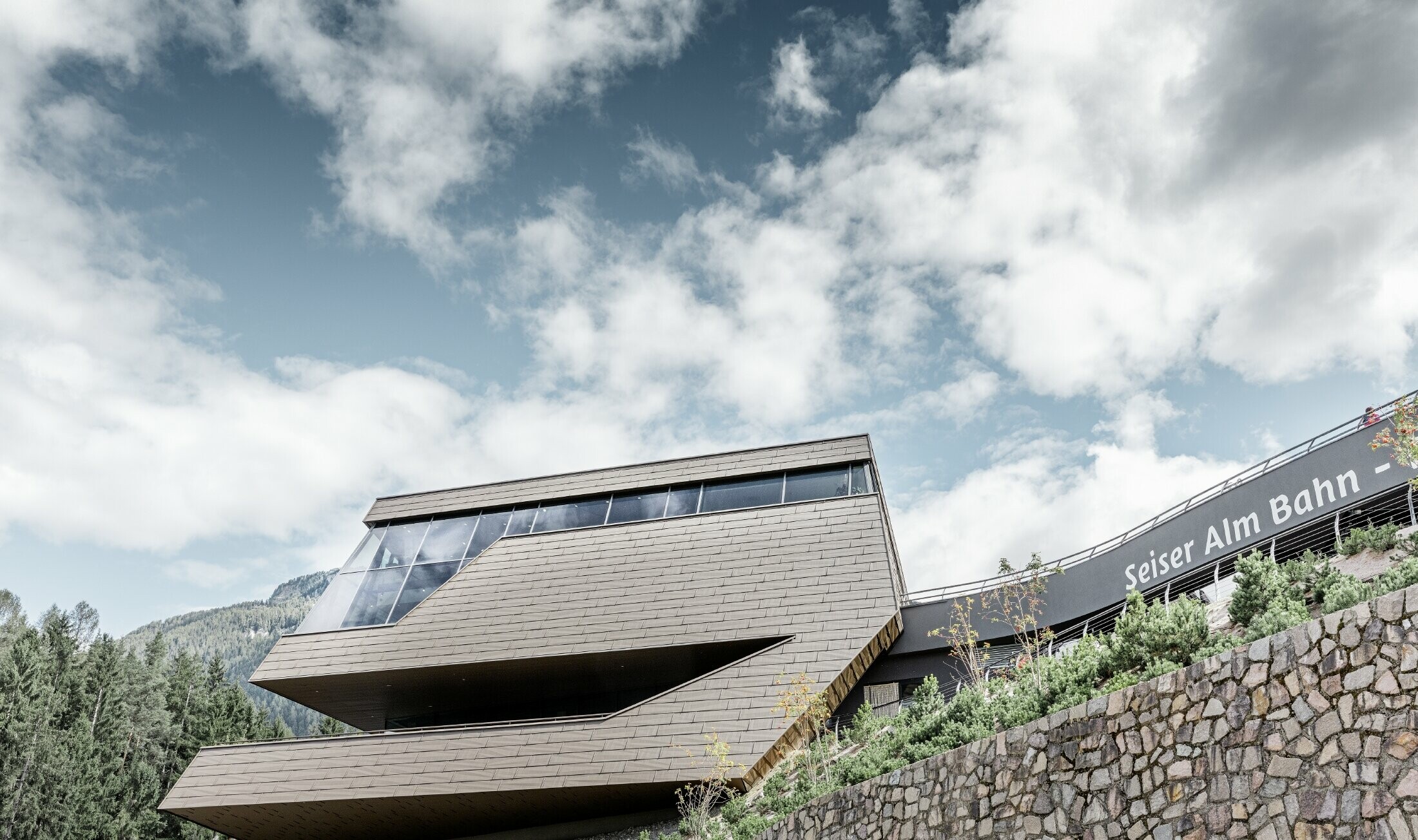 Nieuw dalstation van de kabellift naar Alpe di Siusi (Dolomieten) met bruine PREFA-aluminiumgevel met veel hoeken en kanten en onregelmatig ontwerp