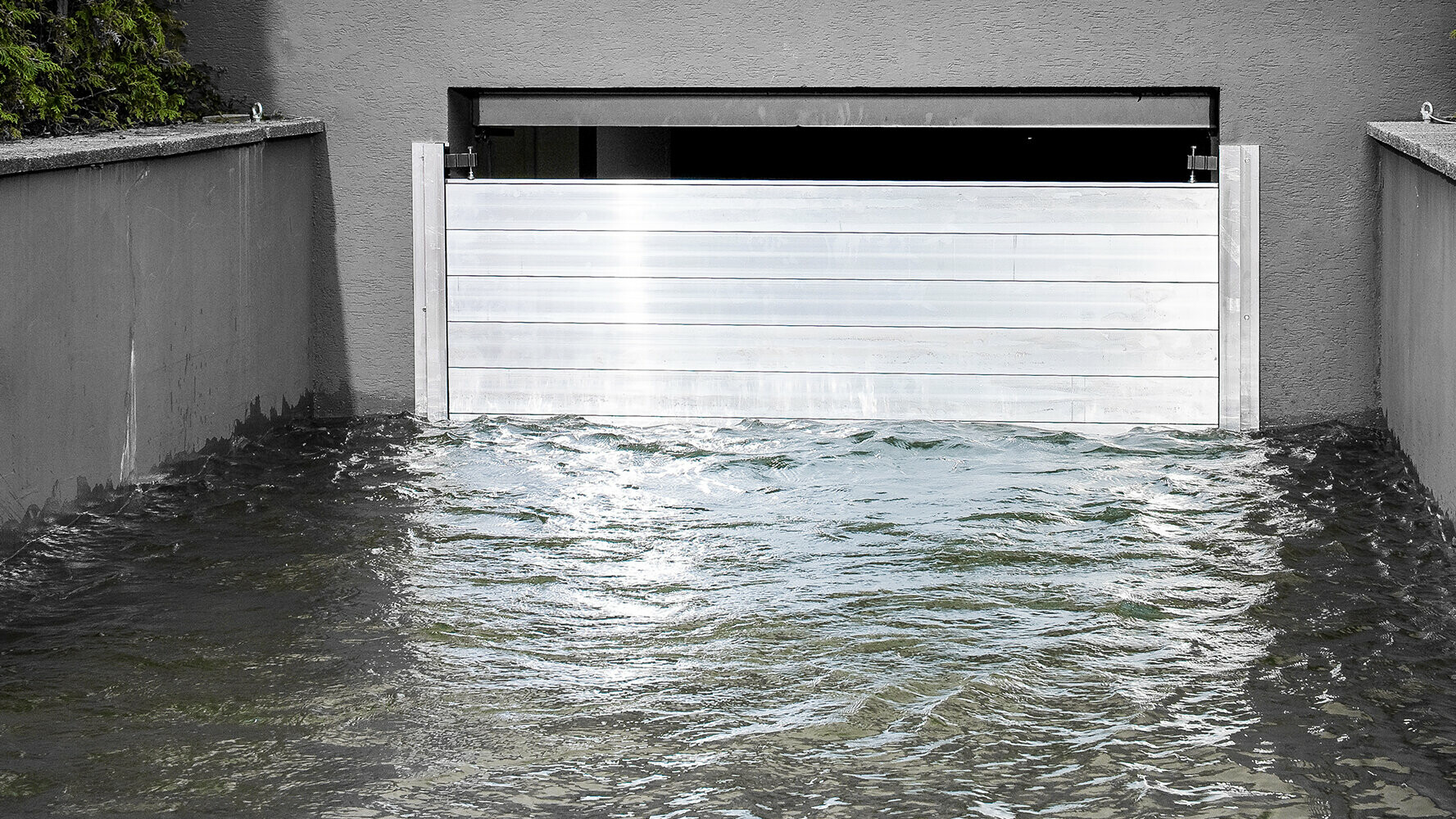 Garage van een vrijstaand huis met PREFA-overstromingsbeveiliging
