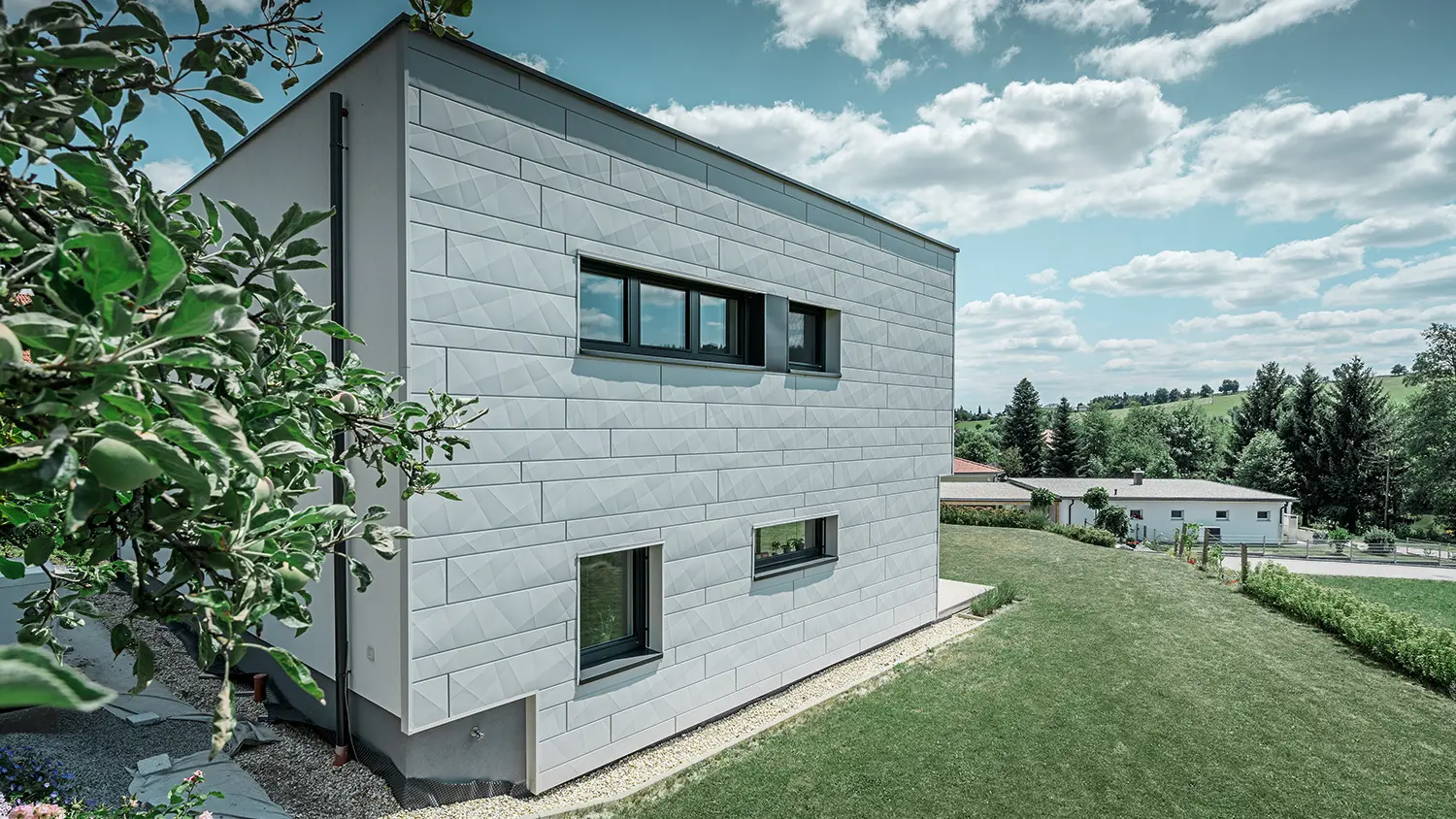 Zijaanzicht van een moderne eengezinswoning met zicht op de Siding.X-gevel.