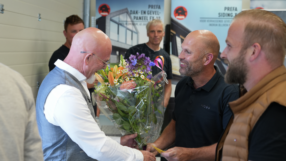 Mit einem Blumenstrauß würdigten Partner von PREFA den Einsatz des PREFA-Teams beim Aufbau der neuen Schulungseinrichtung.