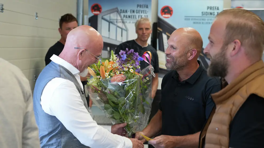 Mit einem Blumenstrauß würdigten Partner von PREFA den Einsatz des PREFA-Teams beim Aufbau der neuen Schulungseinrichtung.
