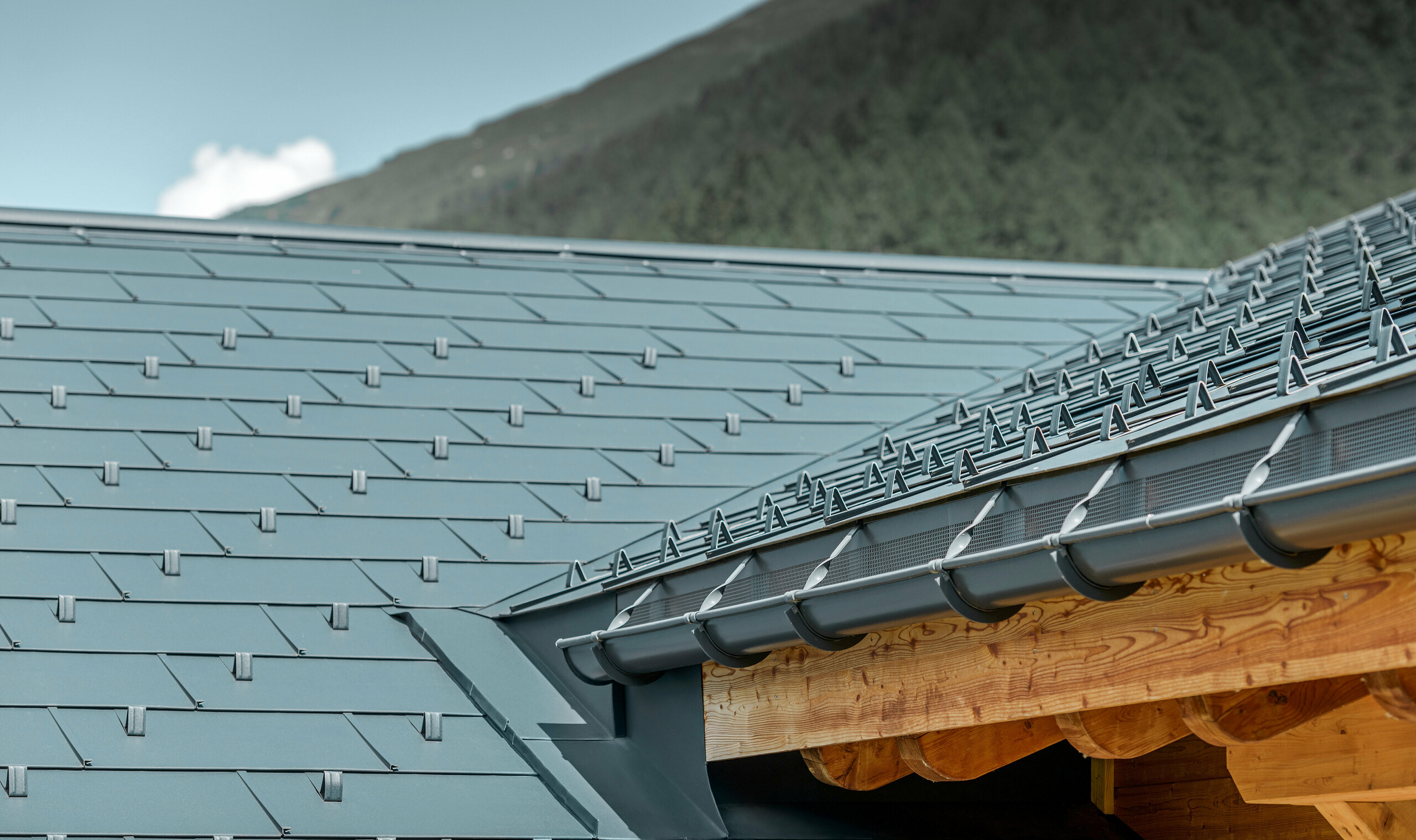 Detailbeeld van het nieuw gerenoveerde dakvlak met het PREFA dakpaneel FX.12 in antraciet