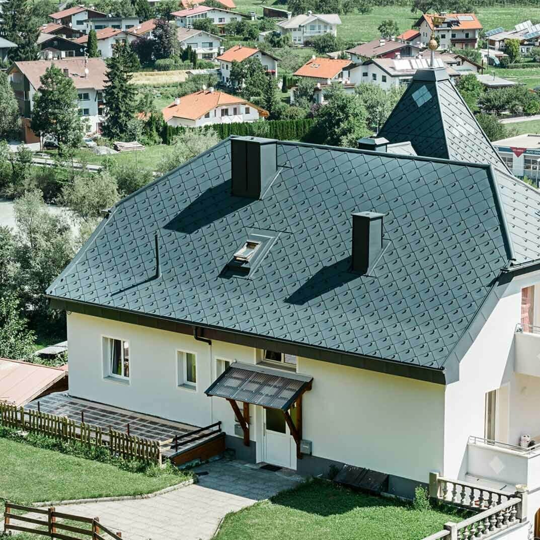 Schilddak met een toren, gedekt met de aluminium daklosange van 44 × 44 in antraciet.