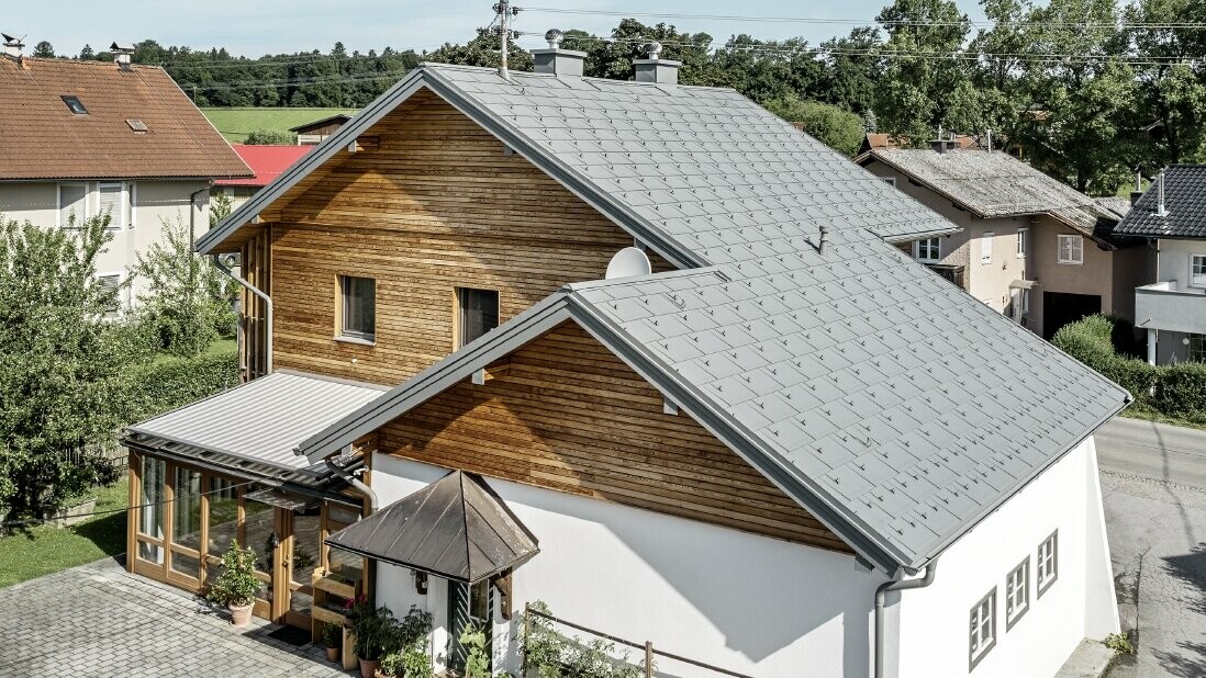 Nieuw gerenoveerd dak met PREFA dakpan R.16 in P.10 lichtgrijs