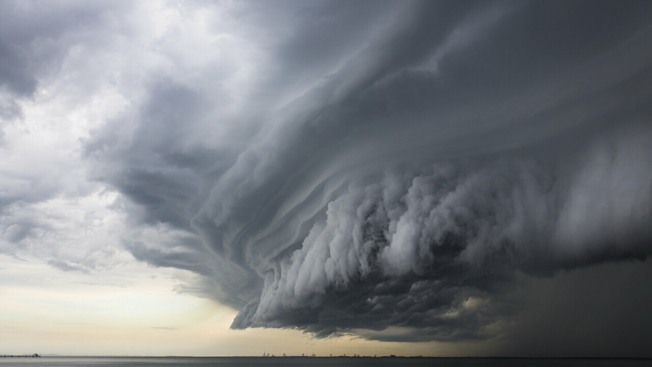 Er is slecht weer op komst. Donkere wolken pakken samen.