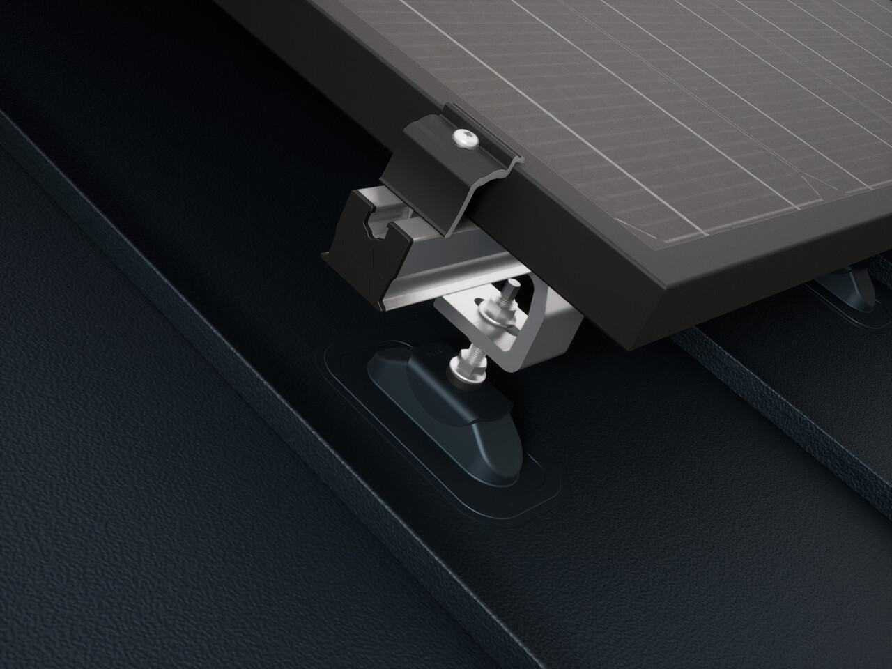 Close-up van de PREVARIO Sunny-zonnepaneelhouder, gemonteerd op een PREFALZ-dak, dat het railprofiel draagt. Het zonnepaneel is met de PREVARIO-eindklem op het railprofiel bevestigd.