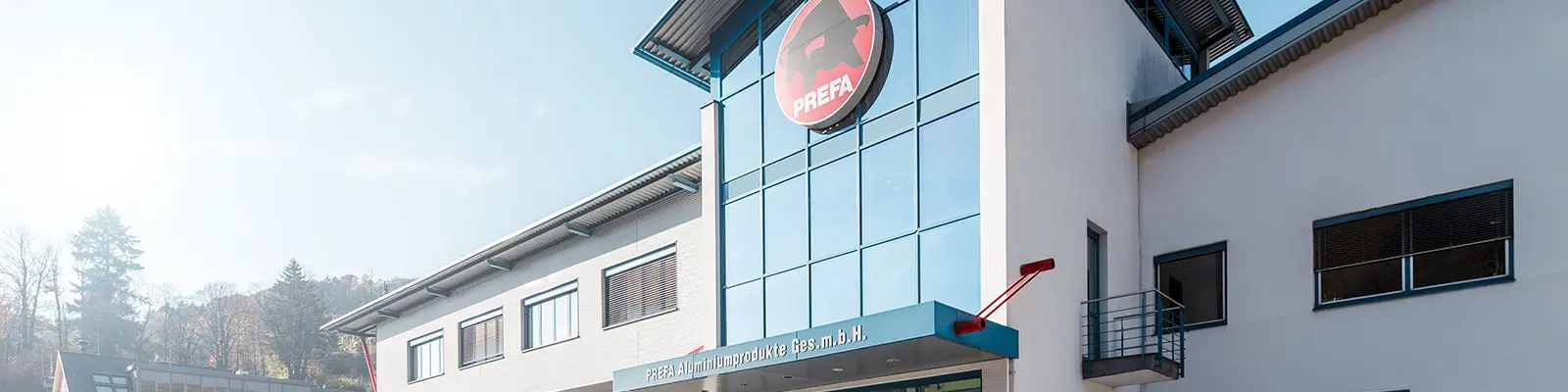 Firmenstandort in Marktl, Lilienfeld mit weißer Putzfassade und blauen Fenstern