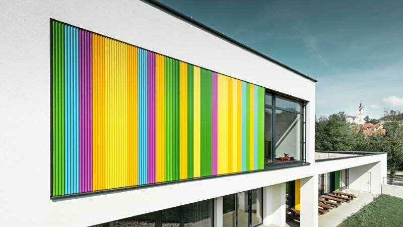 Moderne kleuterschool met kleurrijke geveldetails van PREFA-kartelprofielen