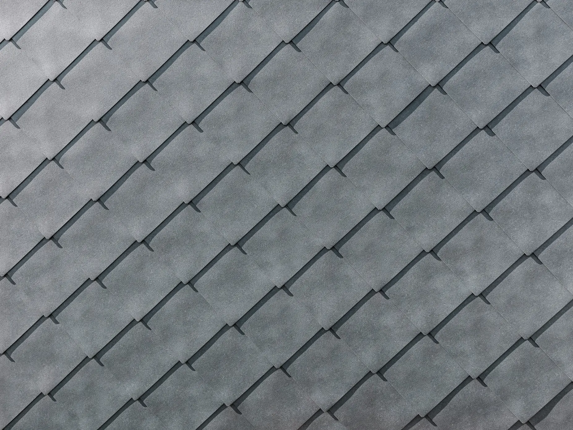 Detailaufnahme der PREFA Aluminium Wandrauten 44 × 44 in P.10 Steingrau