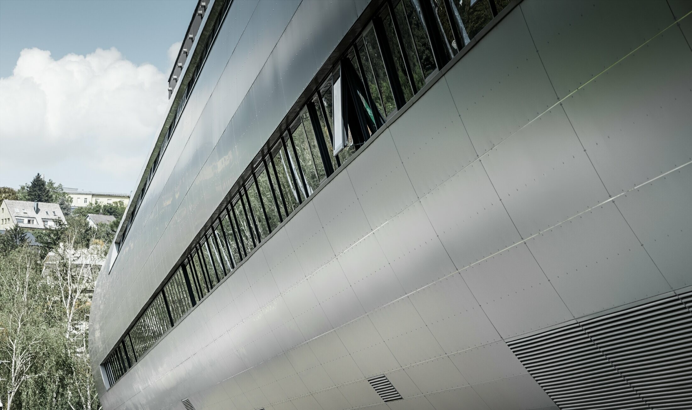 Zijaanzicht van de buis bij het Allianz stadion in Wenen voor SK Rapid; de buis is bekleed met de aluminium composietplaat in zilvermetallic.