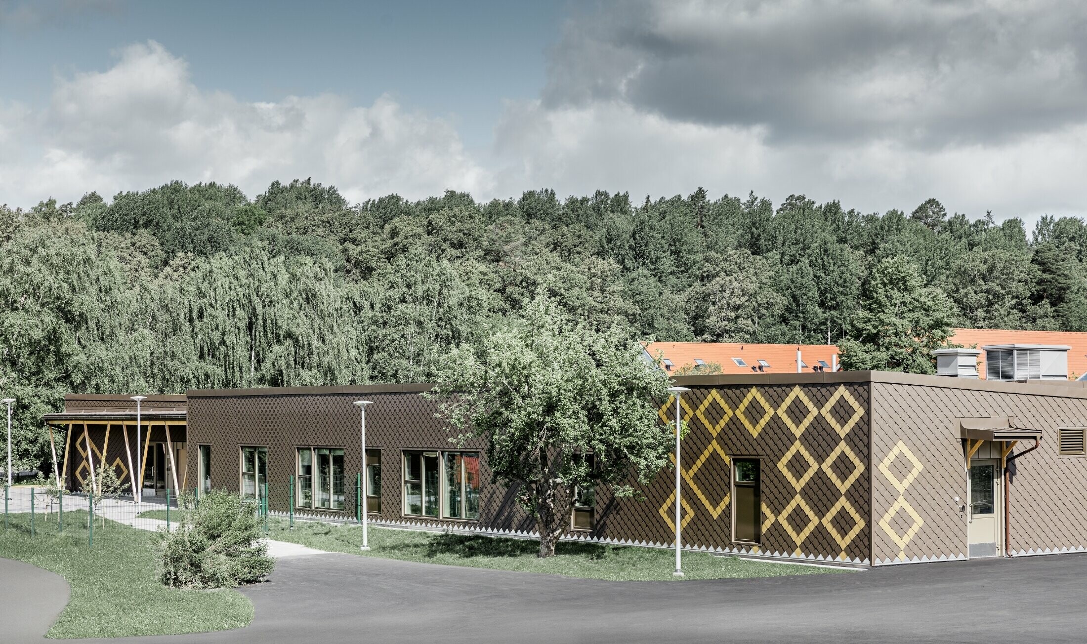 De gevelbekleding van de kleuterschool in Stockholm werd uitgevoerd met de PREFA gevellosange 20x20 in bruin en mayagoud.