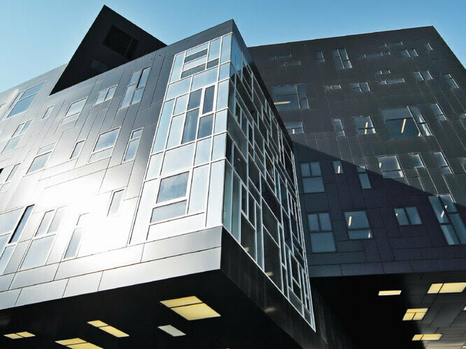 Universiteit voor Economie en Bedrijfskunde Wenen met PREFA panelen van aluminiumcomposiet in gitzwart