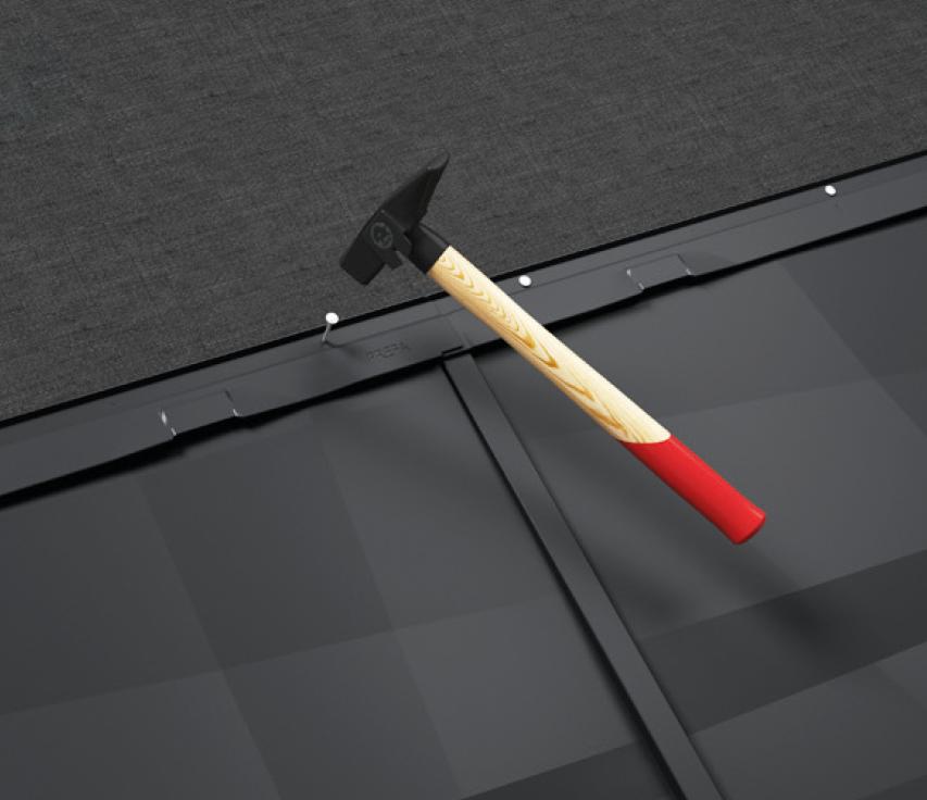 Het PREFA dakpaneel FX.12 wordt via een klangprofiel met nagels op de onderconstructie aan het product bevestigd.