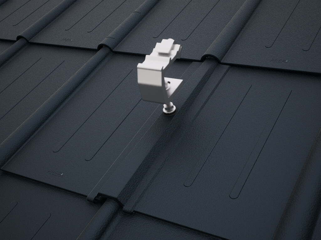 Detailweergave van de PREVARIO Sunny Speciaal zonnepaneelhouder, gemonteerd op een donker dak bedekt met PREFA dakpan.
