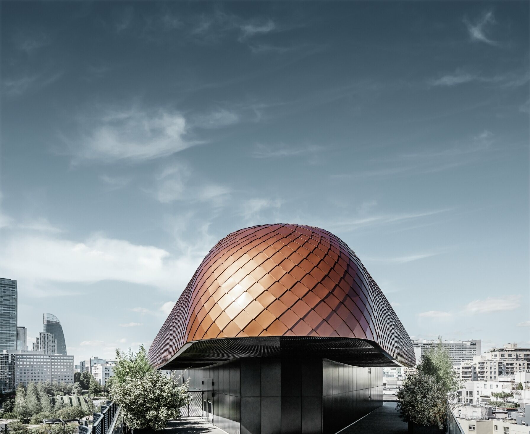 De ronde opbouw van het kantoorgebouw “Blackpearl” in Parijs werd bekleed met de PREFA daklosange 29x29.