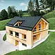 De foto toont een pittoresk ecohuis in Egg, genesteld tussen de glooiende groene heuvels, met een duurzaam PREFA-solar-dakpan. De zwarte, hoogwaardige PREFA-dakpan R.16 en de PREFA solar-dakpan passen harmonieus in het landelijke landschap en benadrukken de natuurlijke schoonheid van de omgeving. De solar-dakpan is niet alleen een blijk van toewijding aan hernieuwbare energie, maar ook een designelement dat de moderne houten gevel en de strakke lijnen van het gebouw stijlvol aanvult. Dit huis is een toonbeeld van milieubewust bouwen en een inspiratiebron voor toekomstgerichte architectuur.
