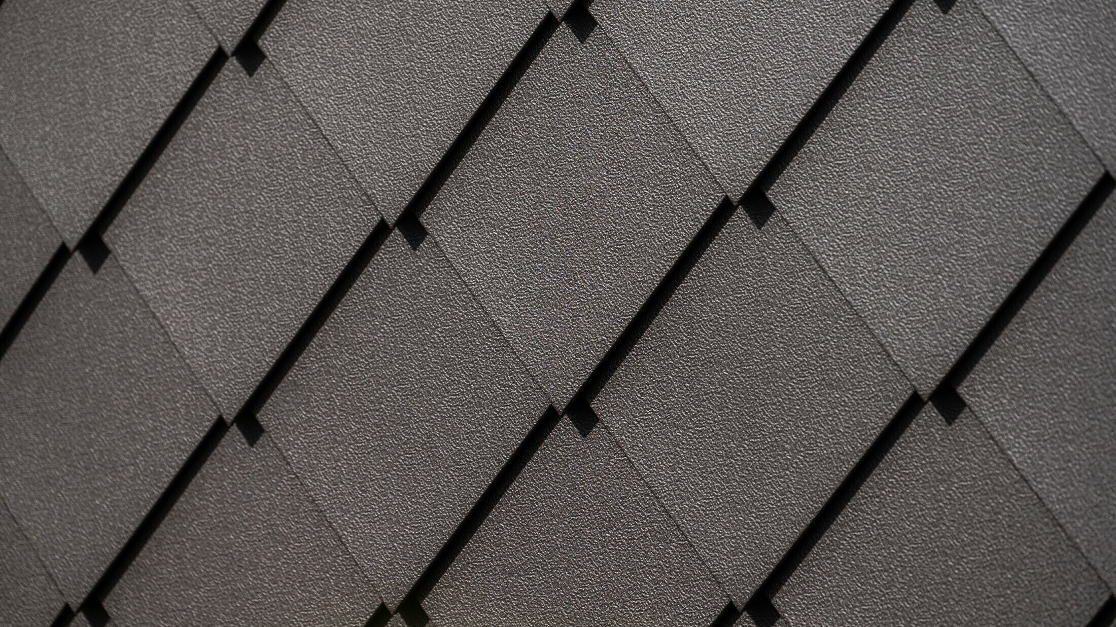 PREFA gevellosange 29 × 29 in hazelnootbruin, detailafbeelding met stucco-oppervlak