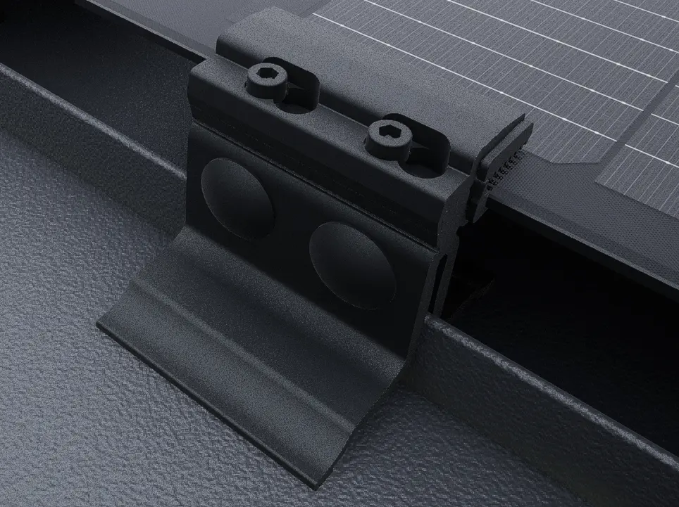 Close-up van het solarmodule PREFALZ met eindklemmen in zwart. De panelen zijn gemonteerd op het PREFALZ daksysteem, direct op de felsranden. 