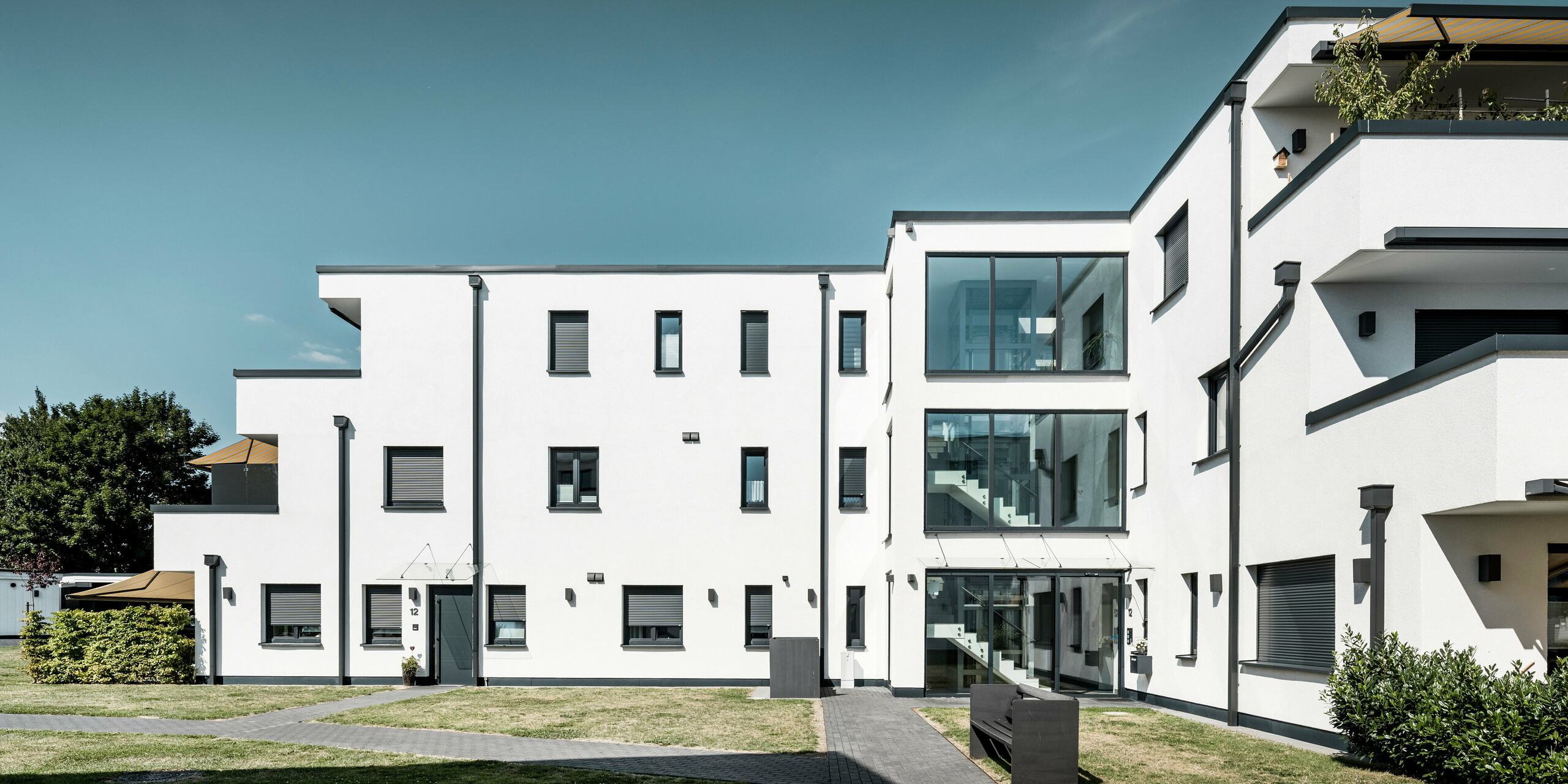 Eine Wohnanlage in Ahnatal, Deutschland wurde mit dem PREFA Dachentwässerungssystem Quadratrohr in P.10 Anthrazit ausgestattet. 