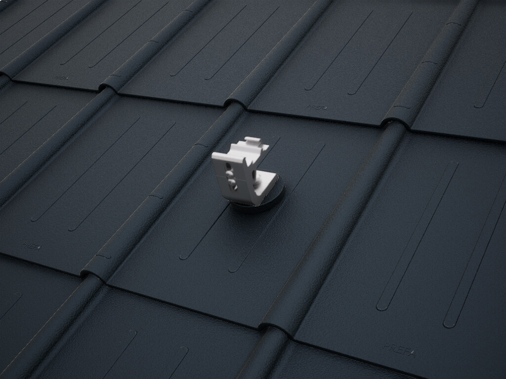 Detailweergave van de PREVARIO 3.S zonnepaneelhouder, gemonteerd op een donker dak met PREFA dakpan.