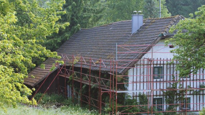 Het oude dak van het Wiesenhaus kort voor de dakrenovatie met PREFA dakshingles (in de steigers)