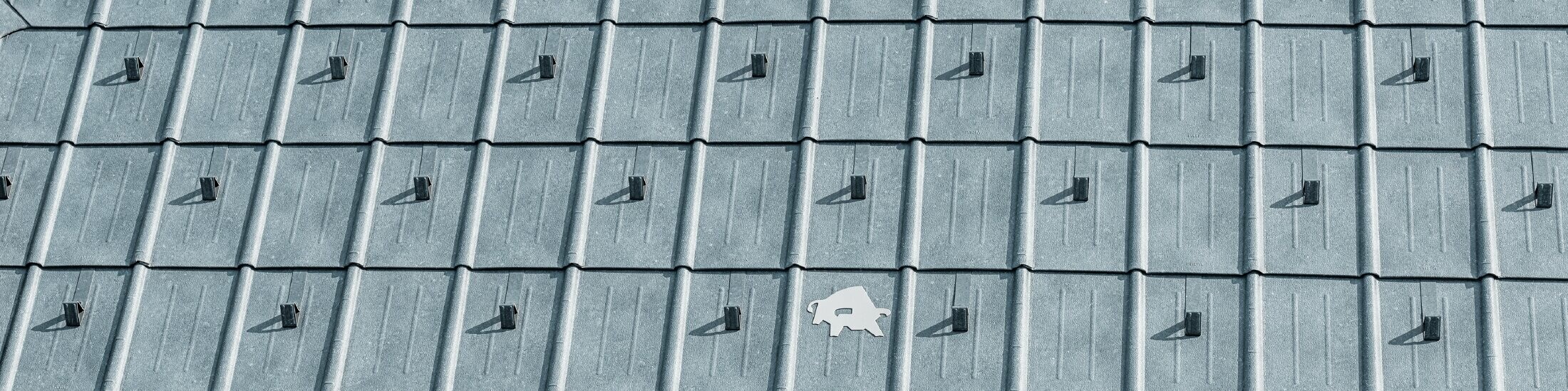 PREFA-dakpannen met het PREFA-stierlogo in P.10 steengrijs; dak met PREFA-dak van plaatstaal;