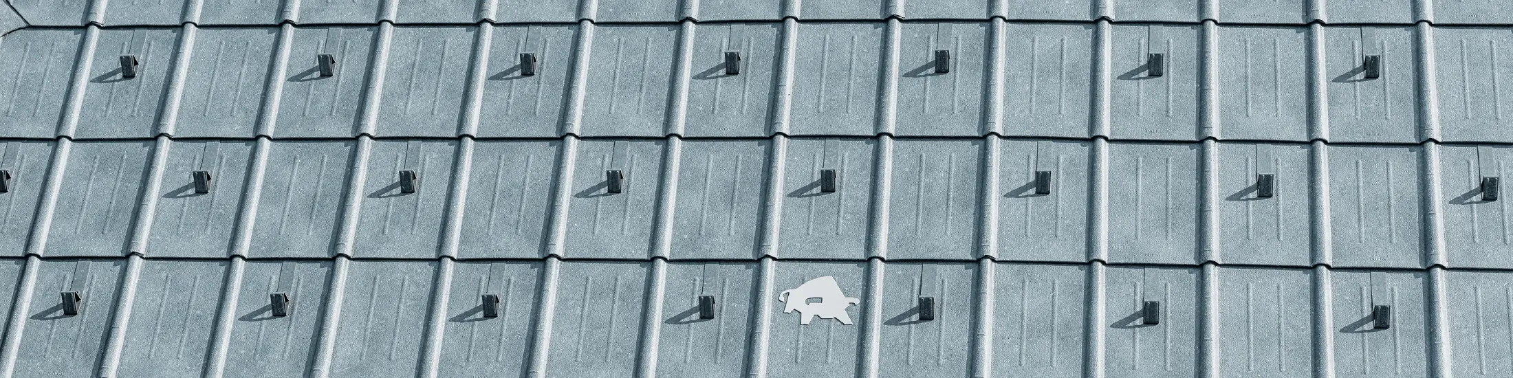 PREFA-dakpannen met het PREFA-stierlogo in P.10 steengrijs; dak met PREFA-dak van plaatstaal;