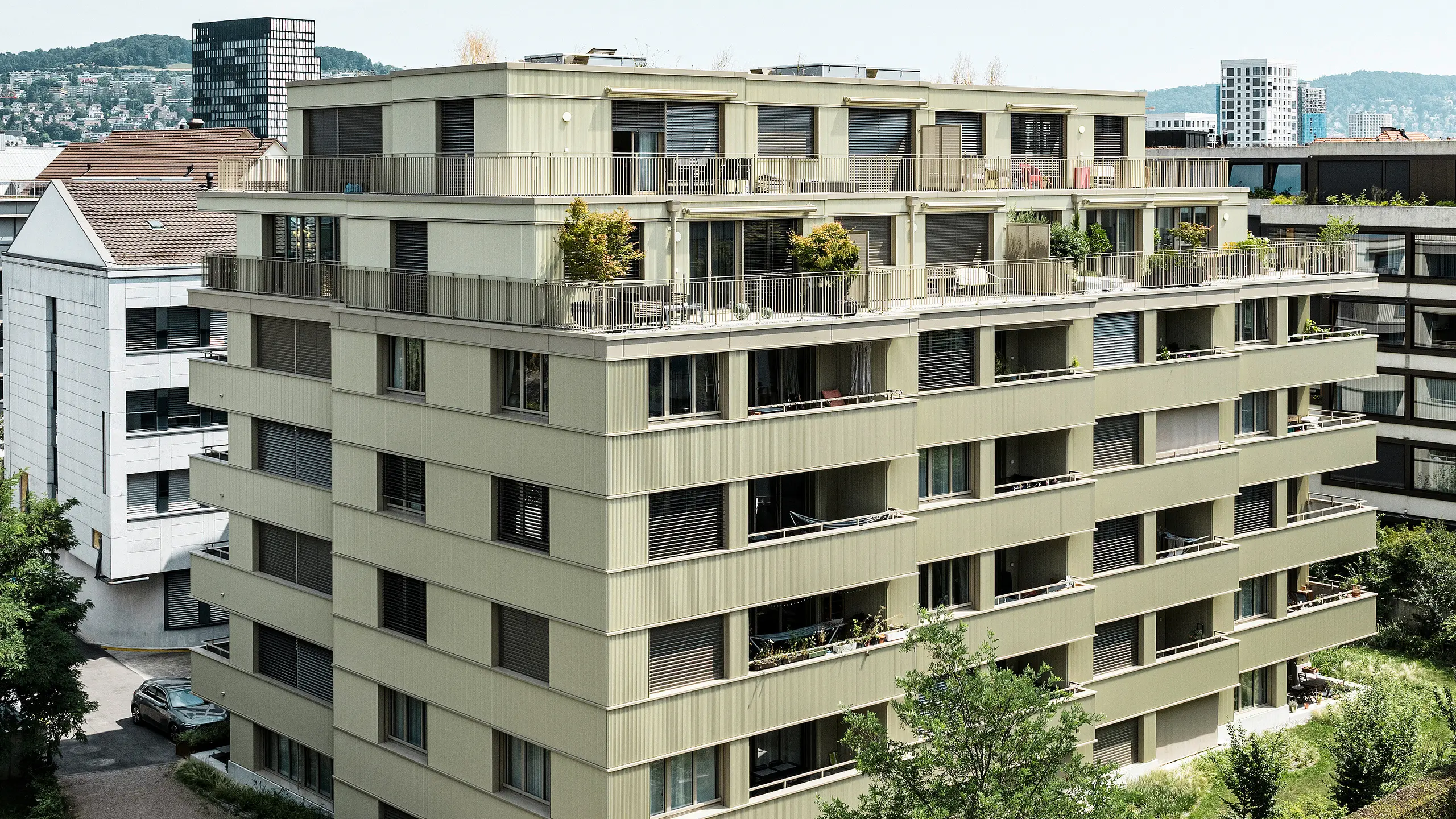 Het moderne woongebouw “Stetterhaus” in Altstetten, Zürich, wordt omhuld door een unieke gevel - PREFA-kartelprofiel in de speciale kleur parelmoer metallic.